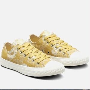 Women Saturn Gold Converse size 7 New In Box